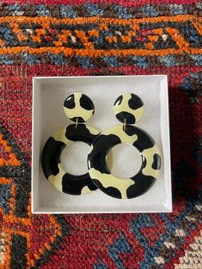 Blush Daisy Earrings